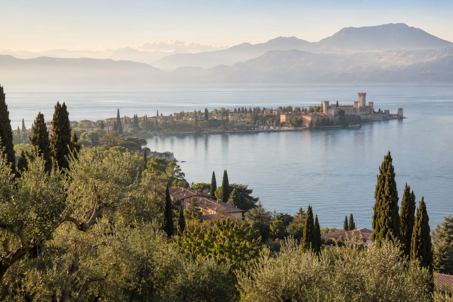 Il Lago di Garda e la penisola di Sirmione al mattino